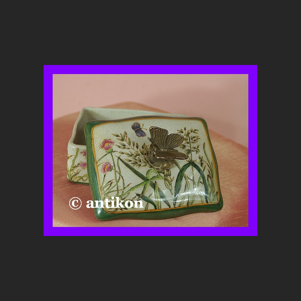 Śliczna szkatułka z motylem porcelana i brąz