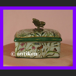 Śliczna szkatułka z motylem porcelana i brąz