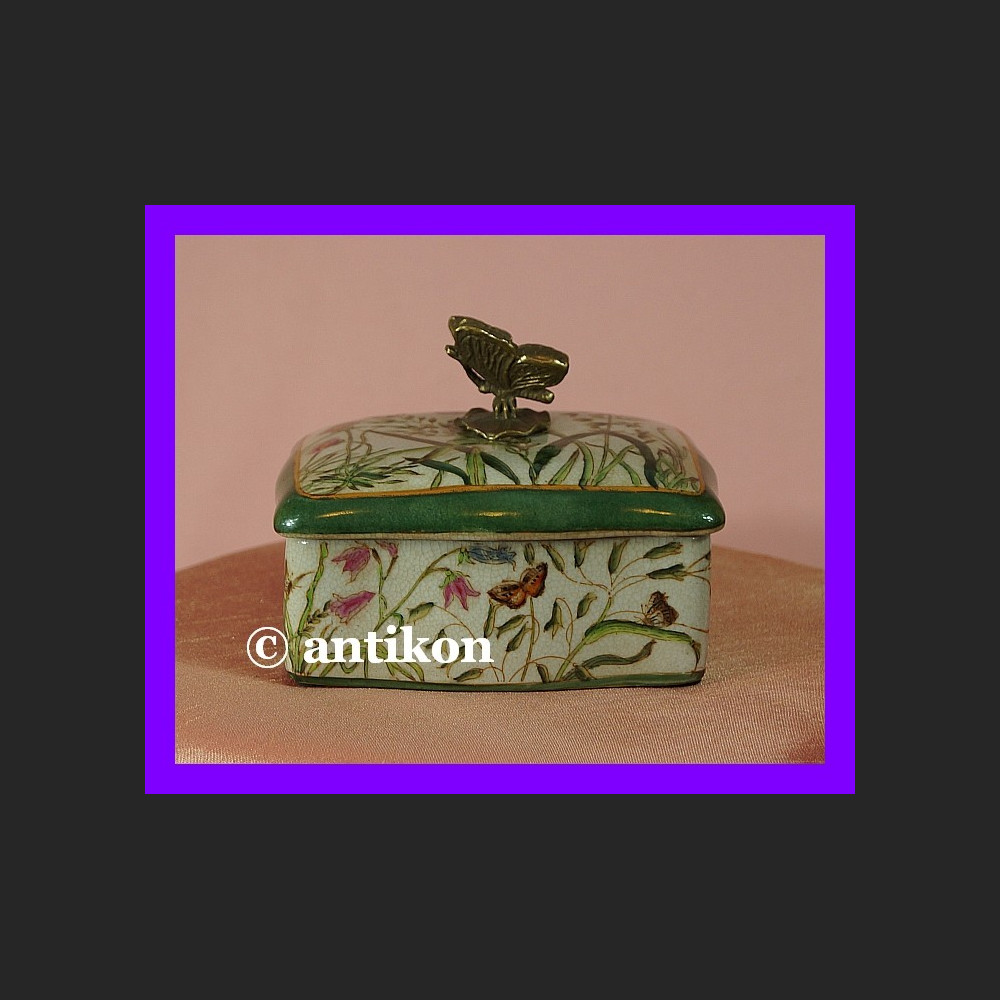 Śliczna szkatułka z motylem porcelana i brąz