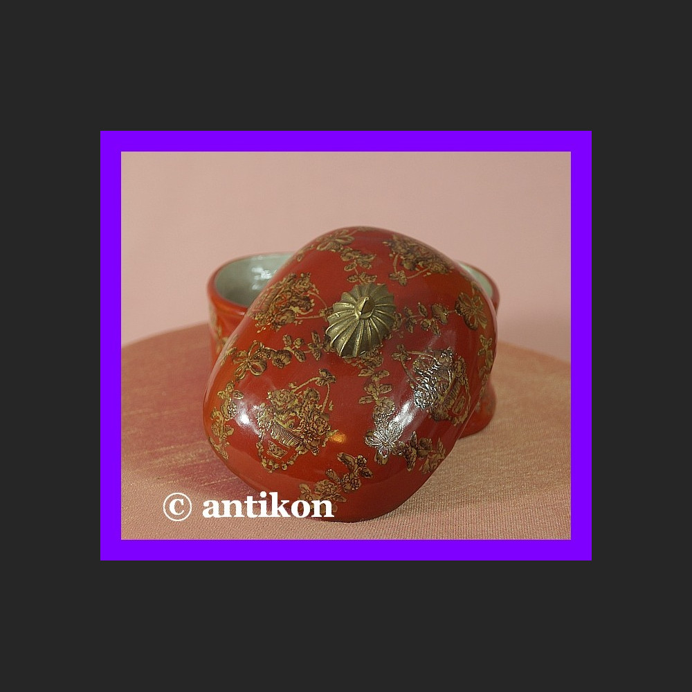 Porcelanowa cukierniczka czewrona z kwiatami 