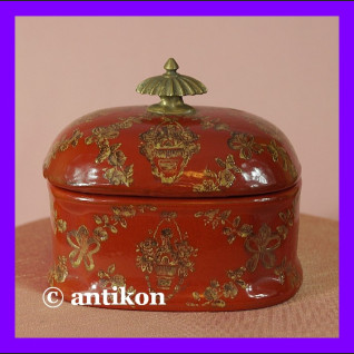 Porcelanowa cukierniczka czewona z kwiatami 