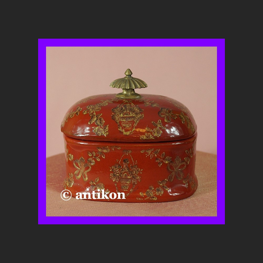 Porcelanowa cukierniczka czewona z kwiatami 