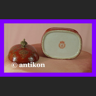 Porcelanowa cukierniczka czewona z kwiatami 