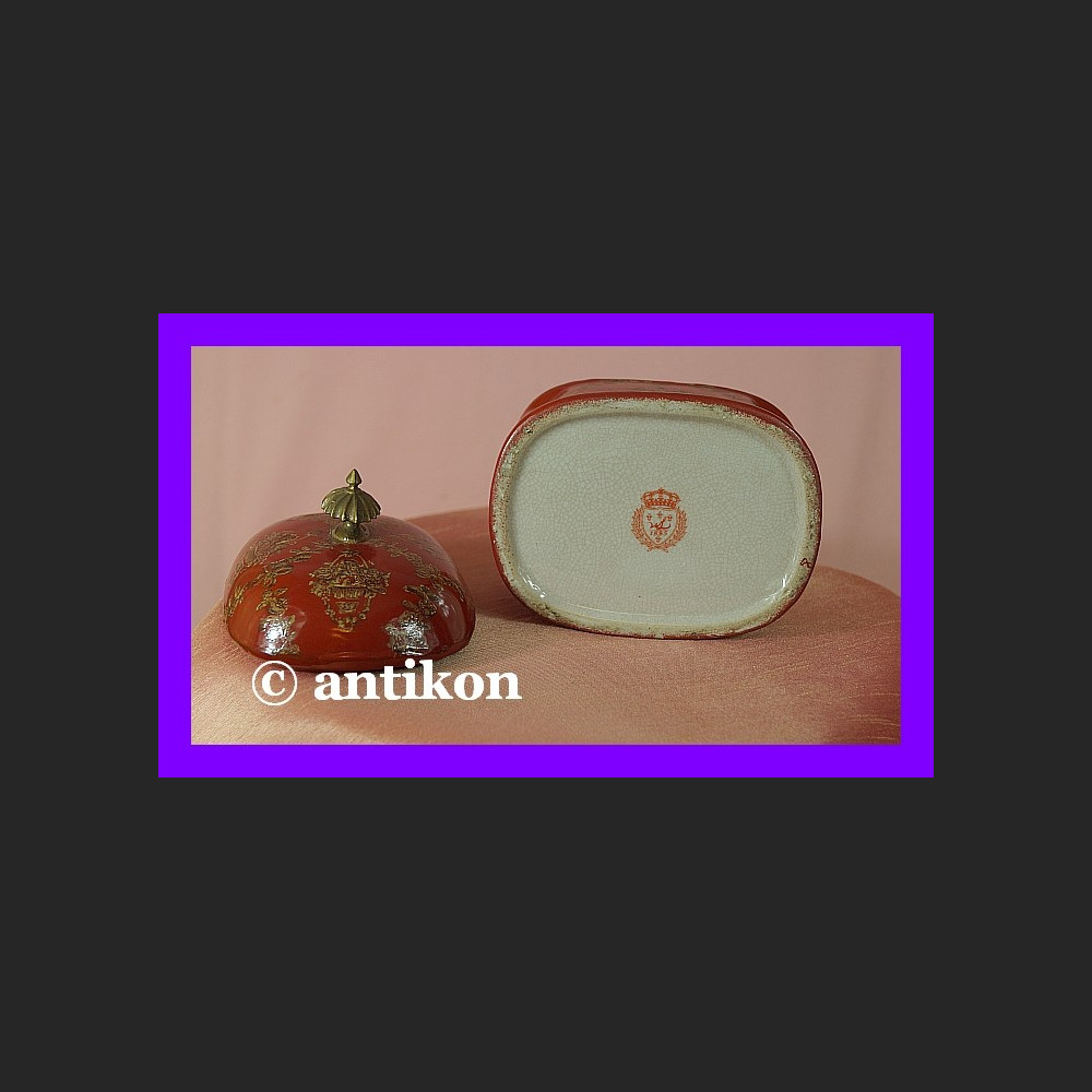 Porcelanowa cukierniczka czewona z kwiatami 