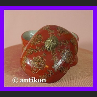 Porcelanowa cukierniczka czewona z kwiatami 