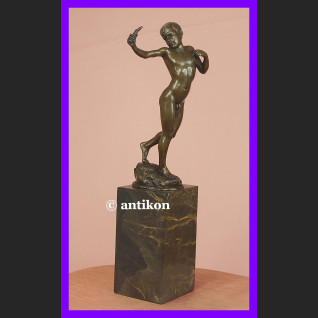 Chłopiec z procą wspaniała rzeźba syg. brąz