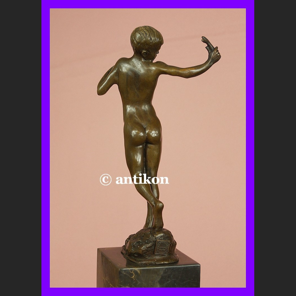 Chłopiec z procą wspaniała rzeźba syg. brąz