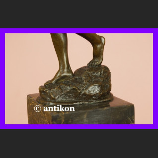 Chłopiec z procą wspaniała rzeźba syg. brąz