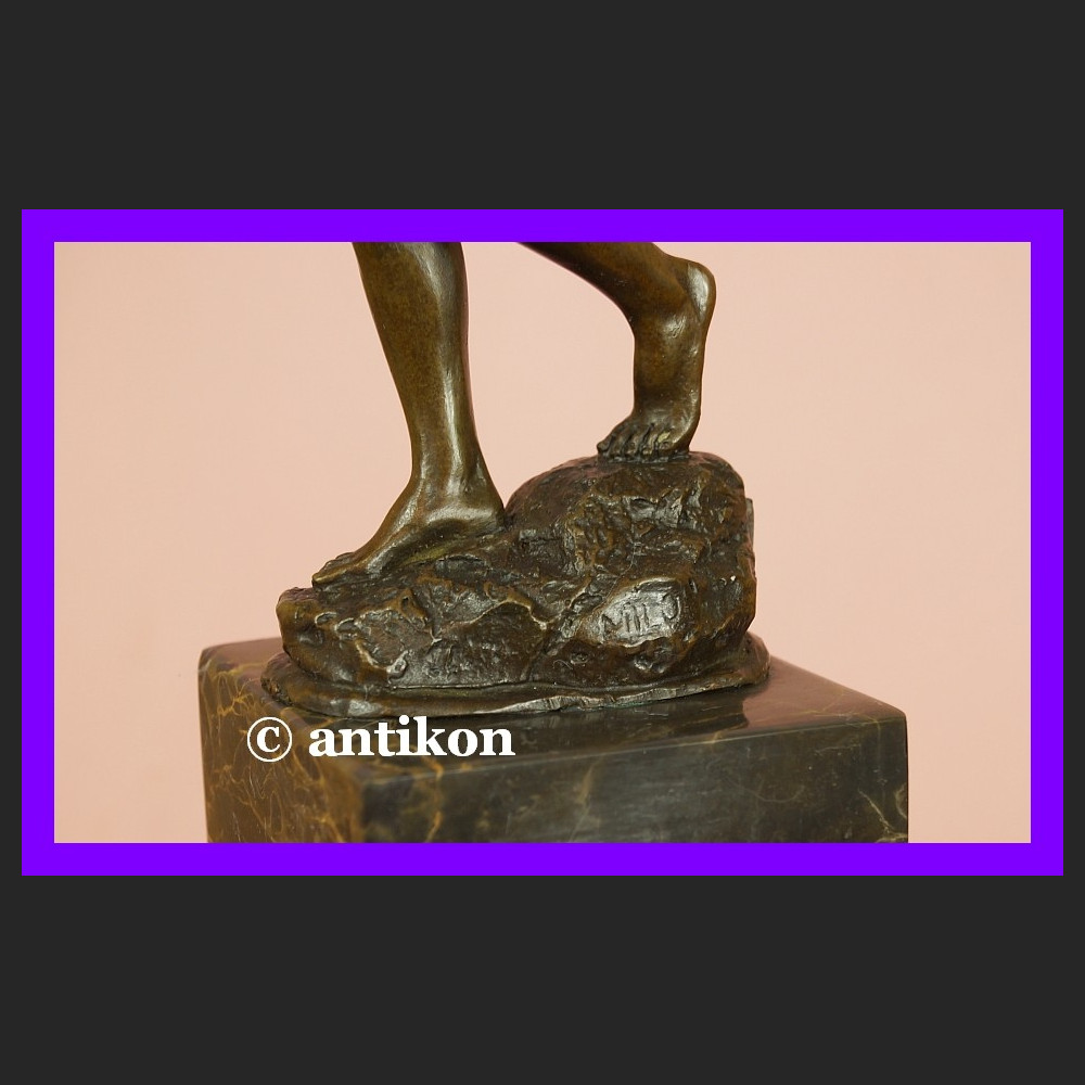 Chłopiec z procą wspaniała rzeźba syg. brąz