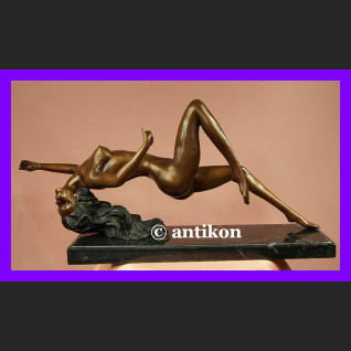 Śmiały akt piękna naga kobieta duża rzeźba brąz i marmur 