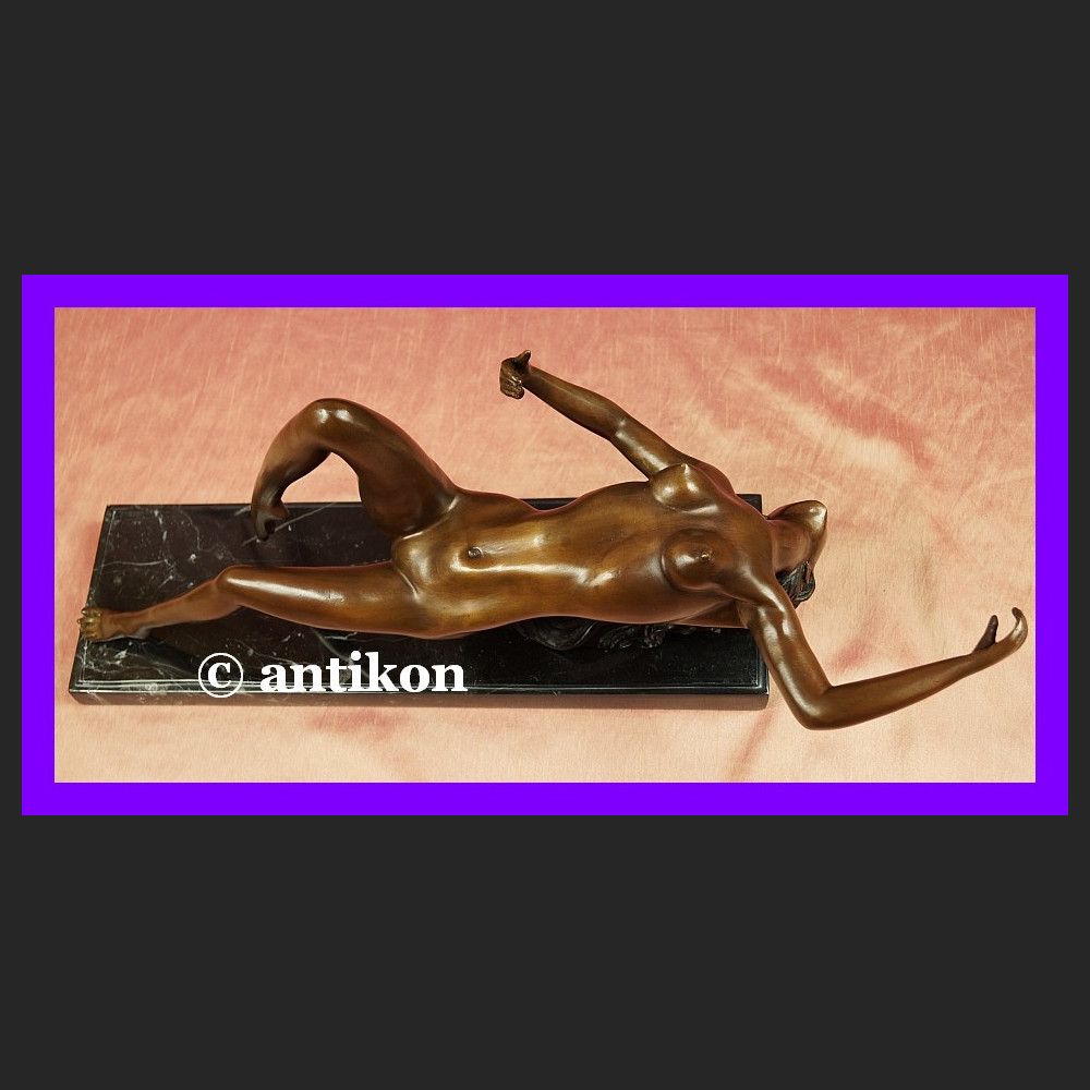 Śmiały akt piękna naga kobieta duża rzeźba brąz i marmur Śmiały akt piękna naga kobieta duża rzeźba brąz i marmur