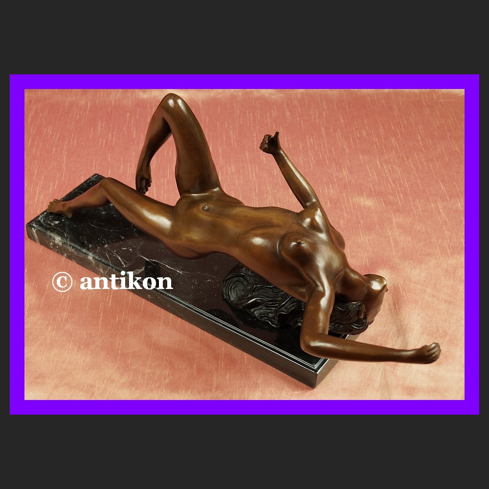 Śmiały akt piękna naga kobieta duża rzeźba brąz i marmur Śmiały akt piękna naga kobieta duża rzeźba brąz i marmur