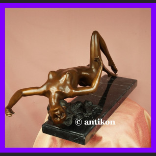 Śmiały akt piękna naga kobieta duża rzeźba brąz i marmur Śmiały akt piękna naga kobieta duża rzeźba brąz i marmur