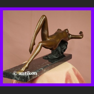 Śmiały akt piękna naga kobieta duża rzeźba brąz i marmur Śmiały akt piękna naga kobieta duża rzeźba brąz i marmur