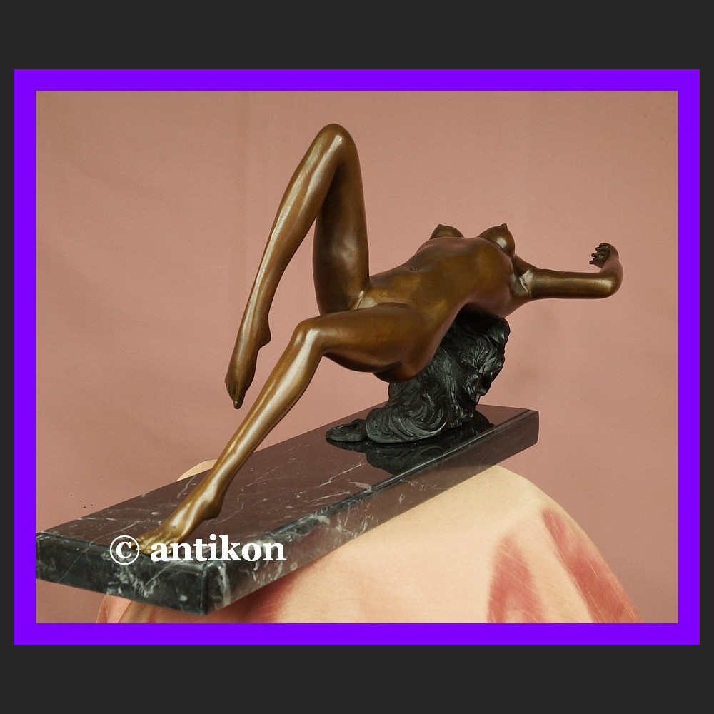 Śmiały akt piękna naga kobieta duża rzeźba brąz i marmur Śmiały akt piękna naga kobieta duża rzeźba brąz i marmur