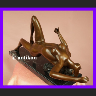 Śmiały akt piękna naga kobieta duża rzeźba brąz i marmur Śmiały akt piękna naga kobieta duża rzeźba brąz i marmur