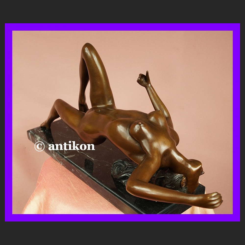 Śmiały akt piękna naga kobieta duża rzeźba brąz i marmur Śmiały akt piękna naga kobieta duża rzeźba brąz i marmur