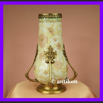 Śliczny porcelanowy wazon pastelowe kwiaty ostrokrzew