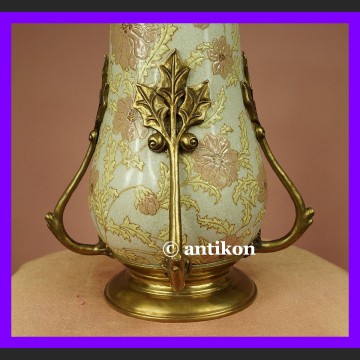 Śliczny porcelanowy wazon pastelowe kwiaty ostrokrzew