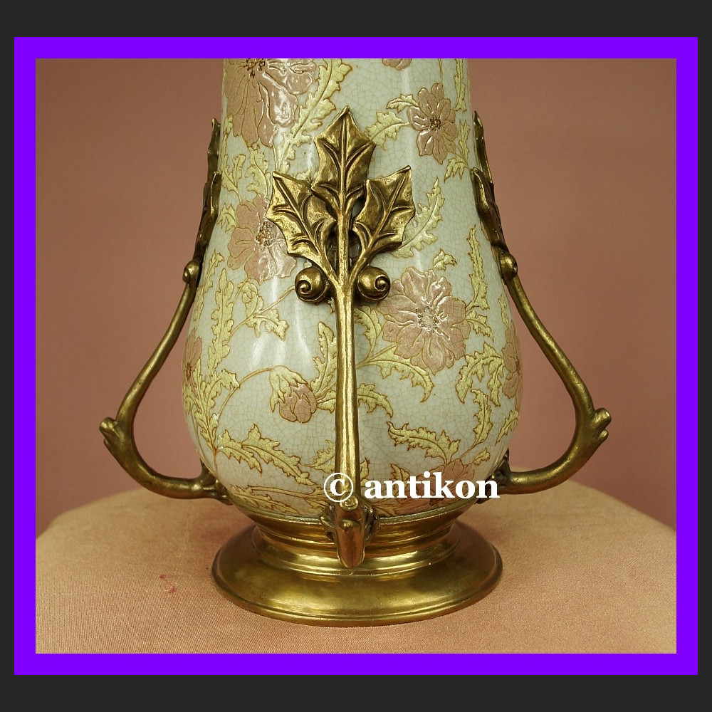 Śliczny porcelanowy wazon pastelowe kwiaty ostrokrzew