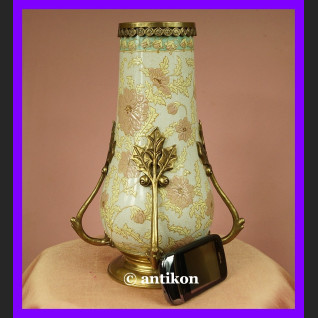 Śliczny porcelanowy wazon pastelowe kwiaty ostrokrzew