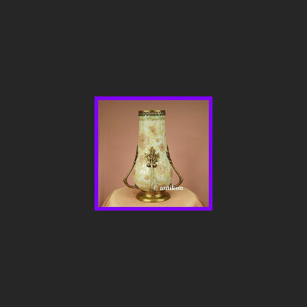 Śliczny porcelanowy wazon pastelowe kwiaty ostrokrzew