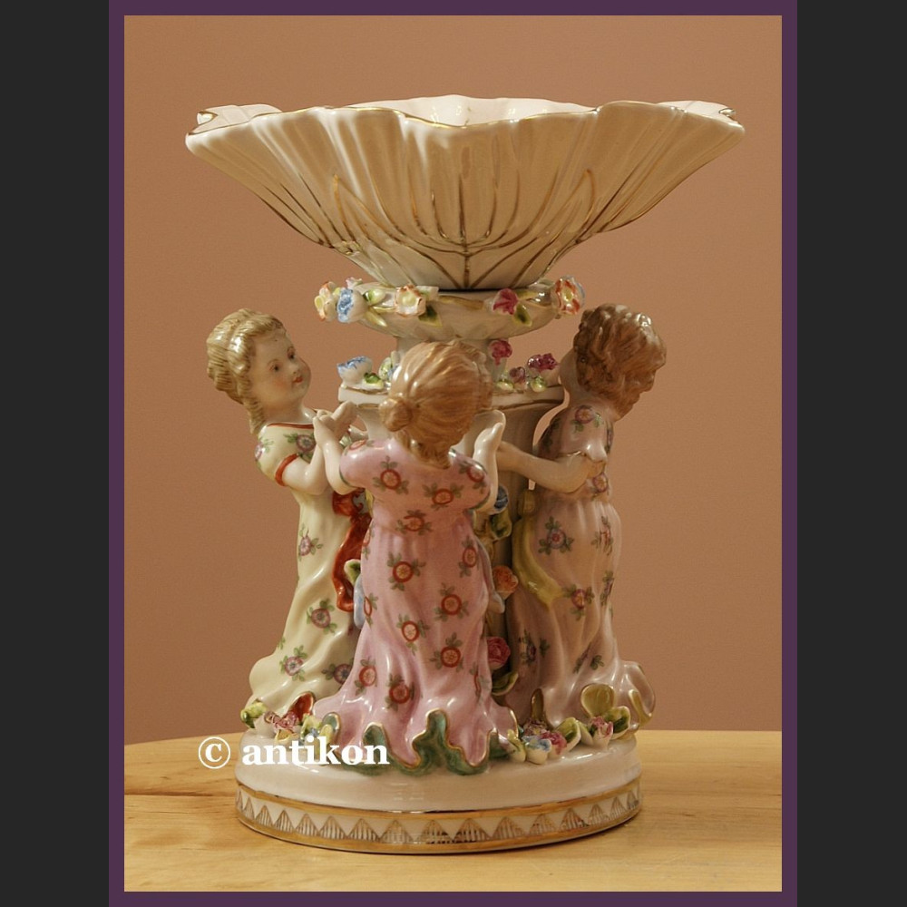 Śliczna duża patera na cukierki lub orzeszki porcelana z figurkami