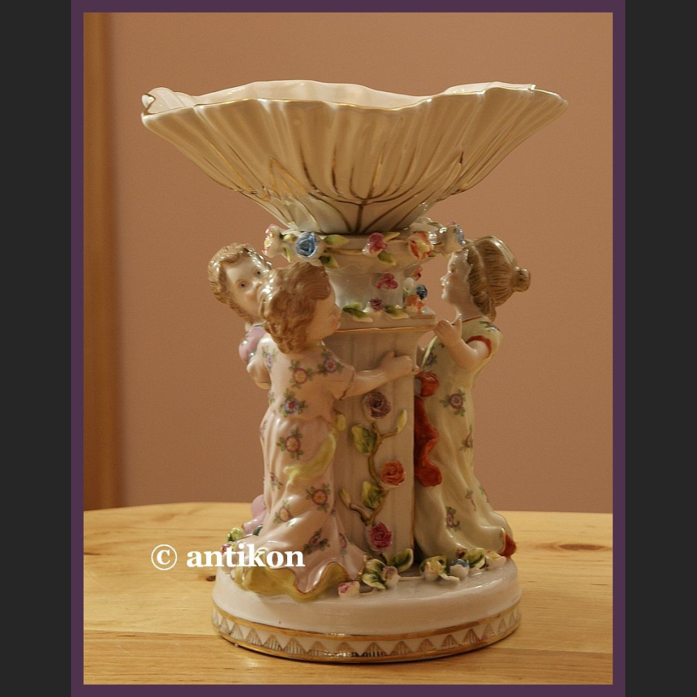 Śliczna duża patera na cukierki lub orzeszki porcelana z figurkami