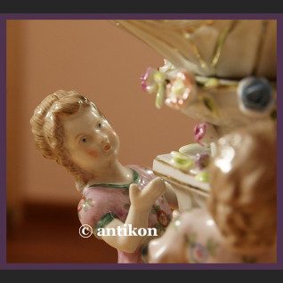 Śliczna duża patera na cukierki lub orzeszki porcelana z figurkami