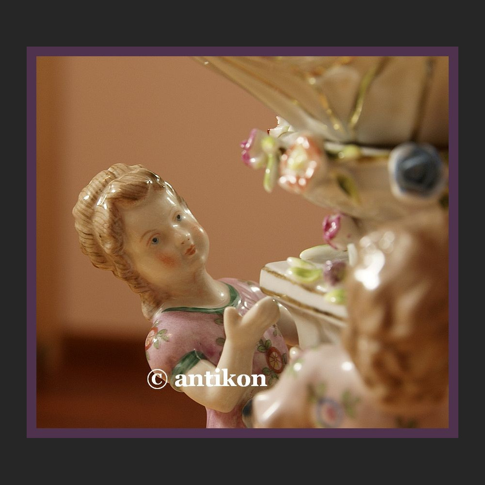 Śliczna duża patera na cukierki lub orzeszki porcelana z figurkami