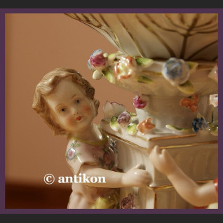 Śliczna duża patera na cukierki lub orzeszki porcelana z figurkami