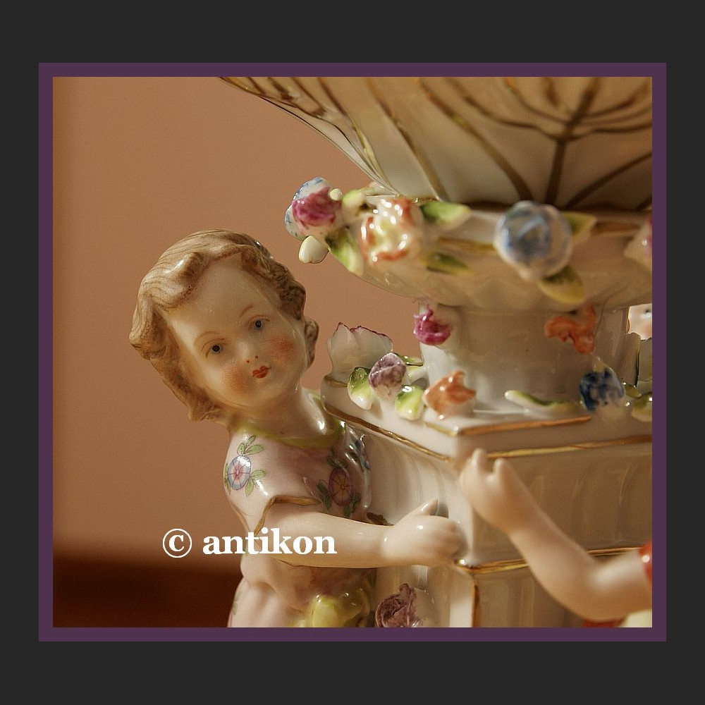 Śliczna duża patera na cukierki lub orzeszki porcelana z figurkami