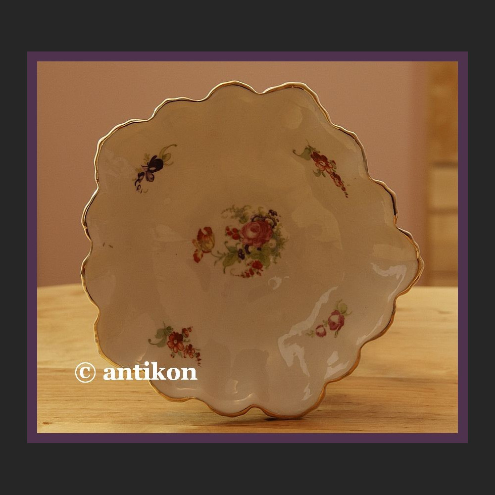 Śliczna duża patera na cukierki lub orzeszki porcelana z figurkami