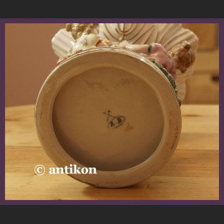 Śliczna duża patera na cukierki lub orzeszki porcelana z figurkami