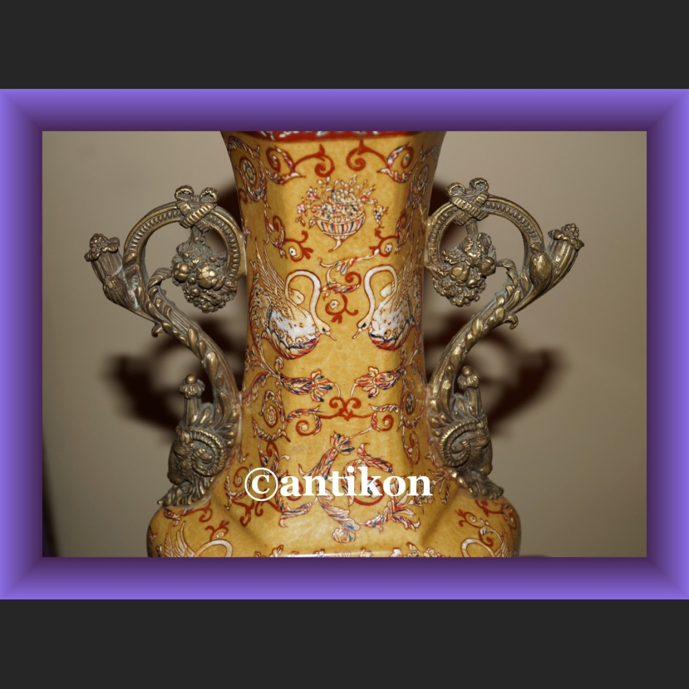 Świetny miodowy wazon z łabędziami 