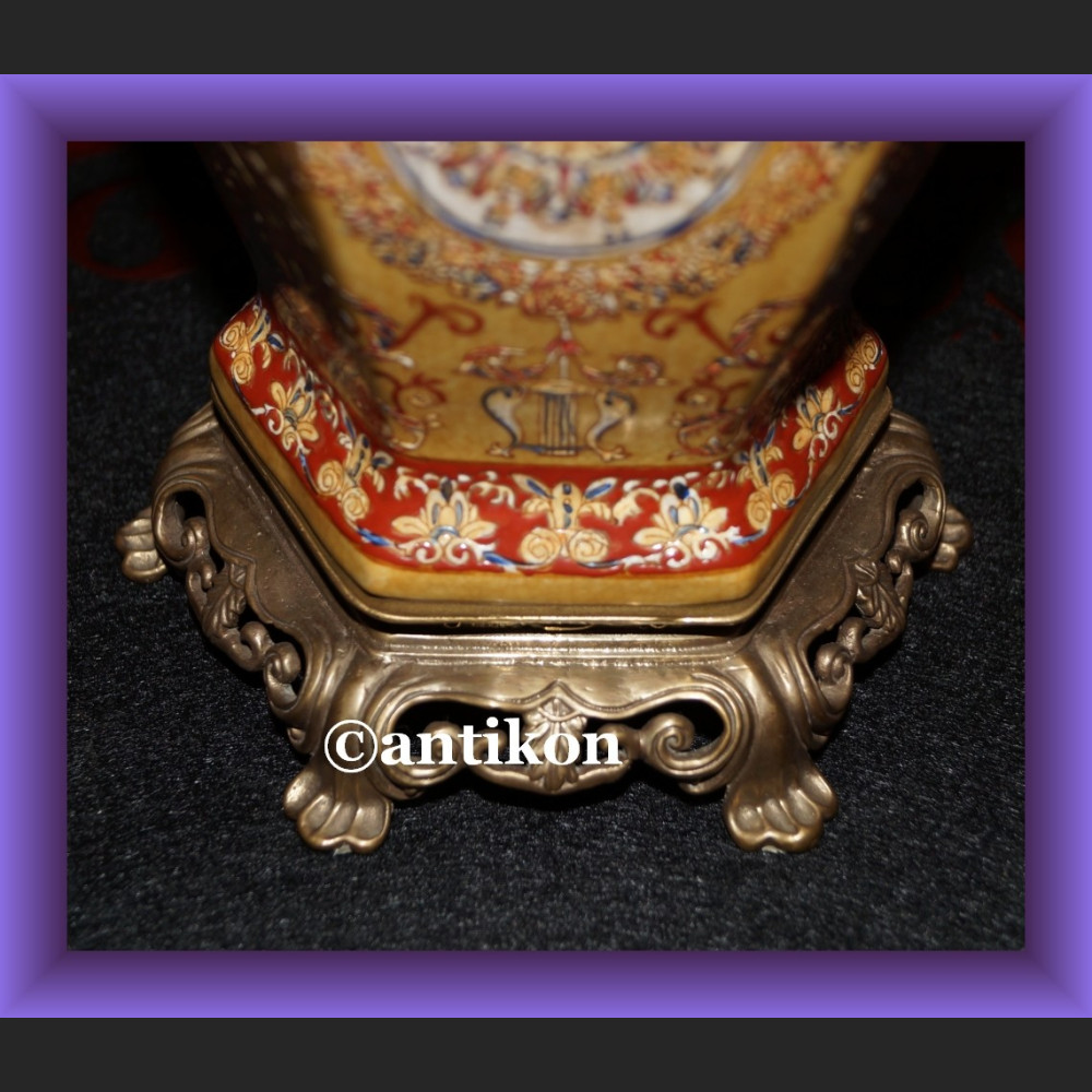 Świetny miodowy wazon z łabędziami 