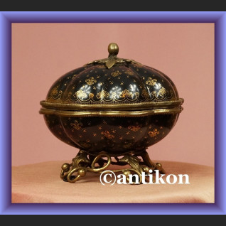 Olśniewająca porcelanowa bomboniera z lilijkami