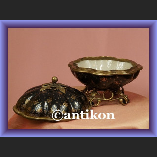 Olśniewająca porcelanowa bomboniera z lilijkami Olśniewająca porcelanowa bomboniera z lilijkami