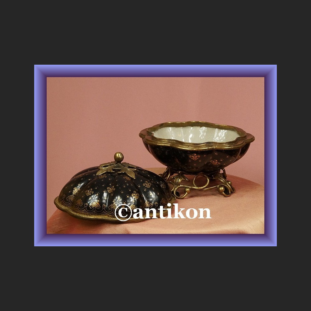 Olśniewająca porcelanowa bomboniera z lilijkami Olśniewająca porcelanowa bomboniera z lilijkami