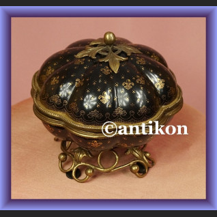 Olśniewająca porcelanowa bomboniera z lilijkami Olśniewająca porcelanowa bomboniera z lilijkami