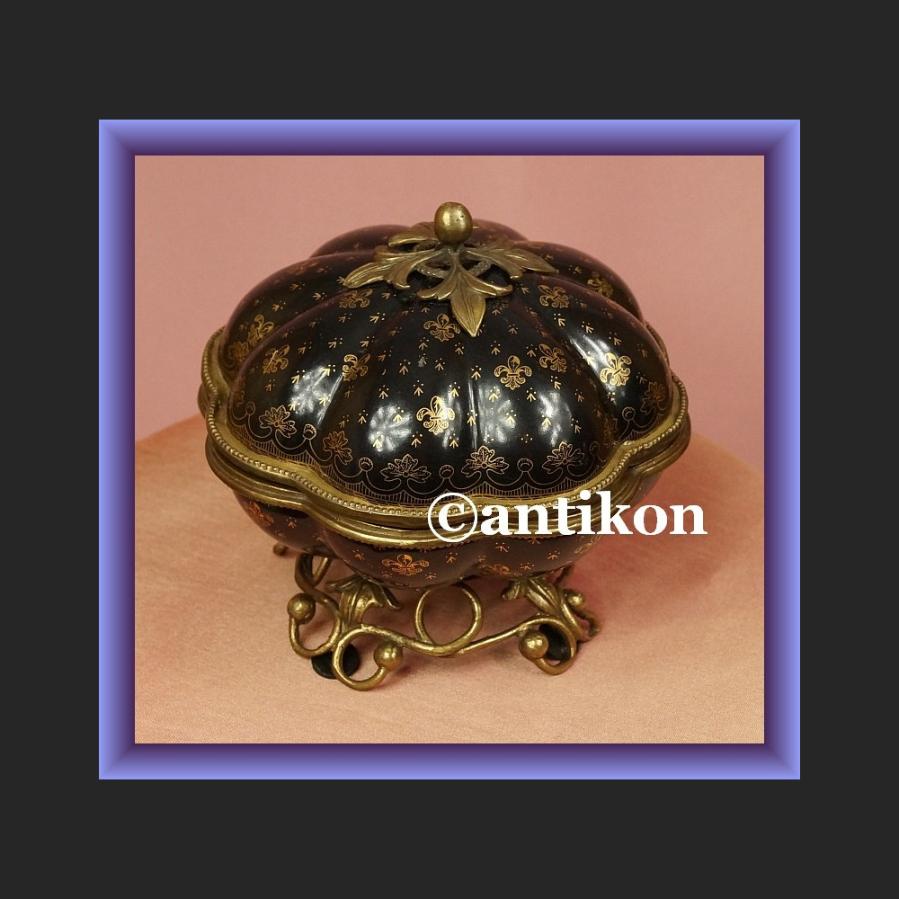 Olśniewająca porcelanowa bomboniera z lilijkami Olśniewająca porcelanowa bomboniera z lilijkami