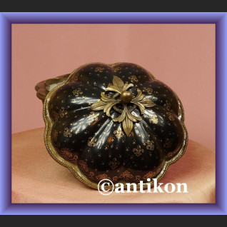 Olśniewająca porcelanowa bomboniera z lilijkami Olśniewająca porcelanowa bomboniera z lilijkami