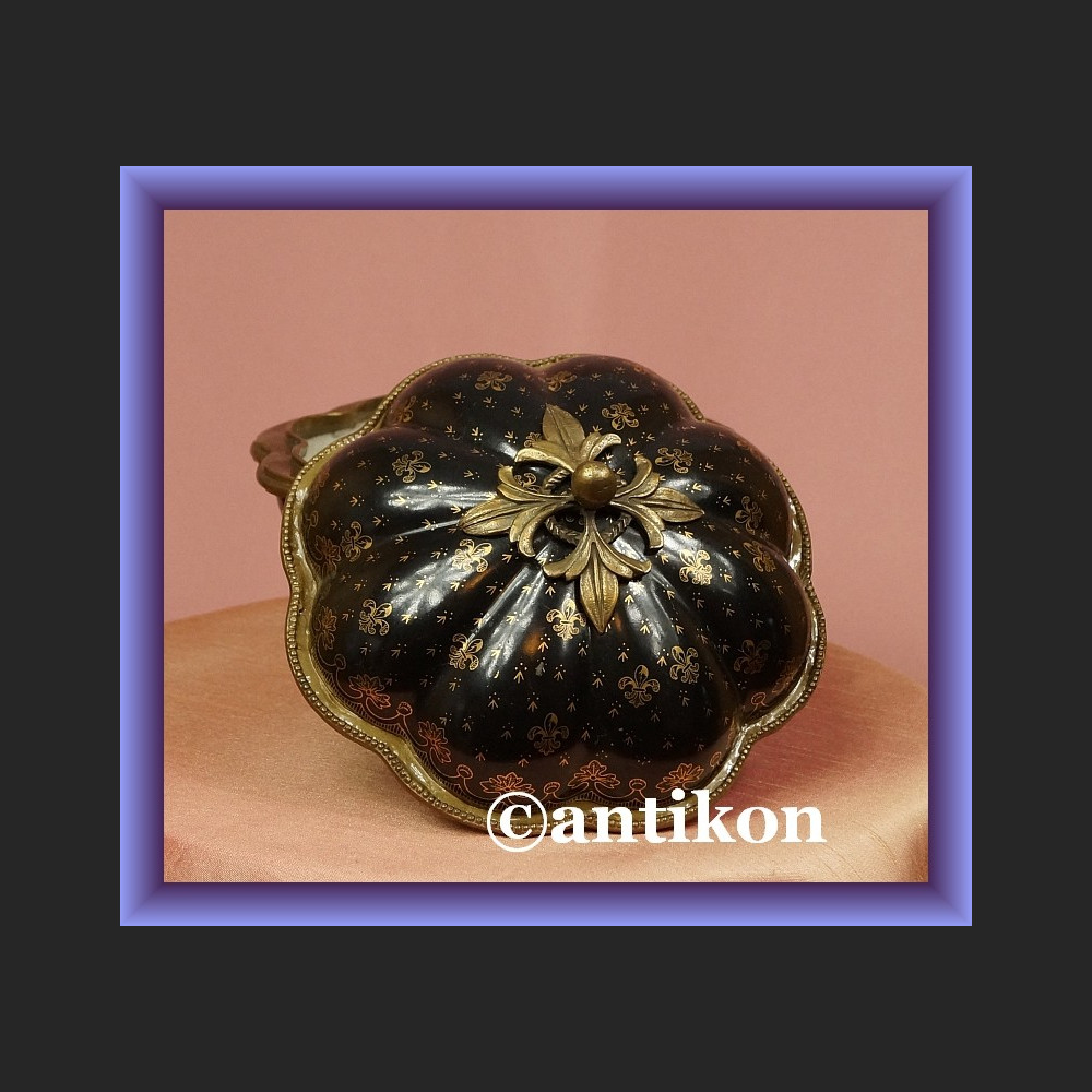 Olśniewająca porcelanowa bomboniera z lilijkami Olśniewająca porcelanowa bomboniera z lilijkami