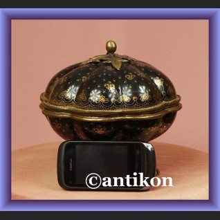 Olśniewająca porcelanowa bomboniera z lilijkami Olśniewająca porcelanowa bomboniera z lilijkami