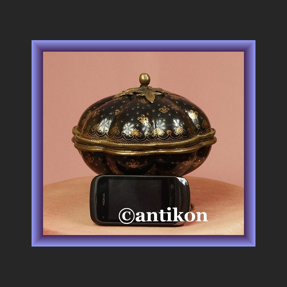 Olśniewająca porcelanowa bomboniera z lilijkami Olśniewająca porcelanowa bomboniera z lilijkami