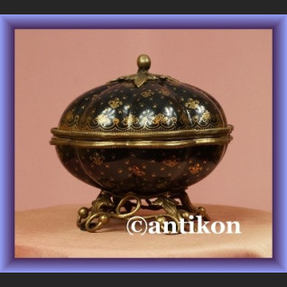 Olśniewająca porcelanowa bomboniera z lilijkami Olśniewająca porcelanowa bomboniera z lilijkami