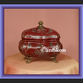 Duża soczyście czerwona bomboniera urocza porcelana z kwiatami Duża soczyście czerwona bomboniera urocza porcelana z kwiatami