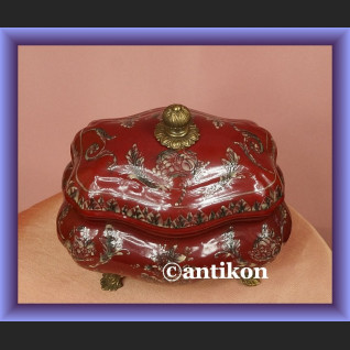 Duża soczyście czerwona bomboniera urocza porcelana z kwiatami Duża soczyście czerwona bomboniera urocza porcelana z kwiatami