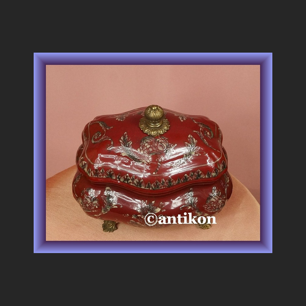 Duża soczyście czerwona bomboniera urocza porcelana z kwiatami Duża soczyście czerwona bomboniera urocza porcelana z kwiatami