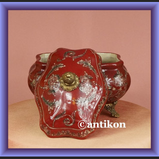 Duża soczyście czerwona bomboniera urocza porcelana z kwiatami Duża soczyście czerwona bomboniera urocza porcelana z kwiatami